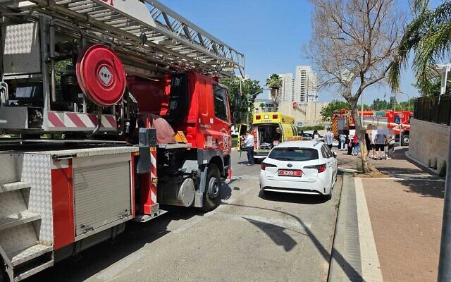 Des ambulanciers et des pompiers arrivant sur les lieux d'un incendie qui a coûté la vie à une mère et à son jeune fils dans la ville de Modiin, le 1ᵉʳ juin 2025. (Crédit : Magen David Adom)