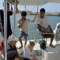 Un yacht affrété par le Sailor Yacht Club se prépare à emmener des passagers souhaitant quitter le pays par la mer vers les côtes de Larnaca, à Chypre, le 16 juin 2025. (Autorisation)