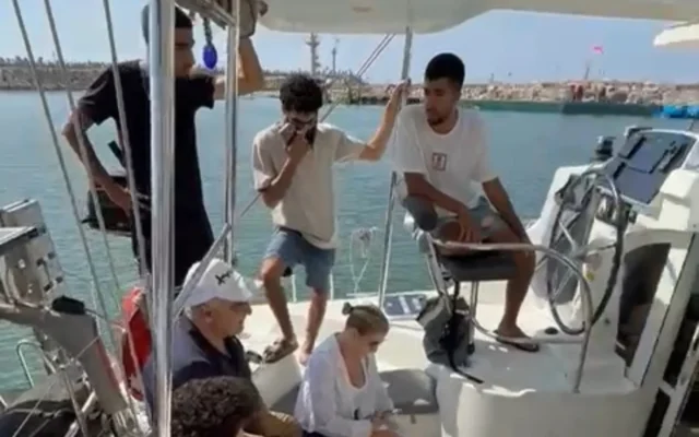 Un yacht affrété par le Sailor Yacht Club se prépare à emmener des passagers souhaitant quitter le pays par la mer vers les côtes de Larnaca, à Chypre, le 16 juin 2025. (Autorisation)