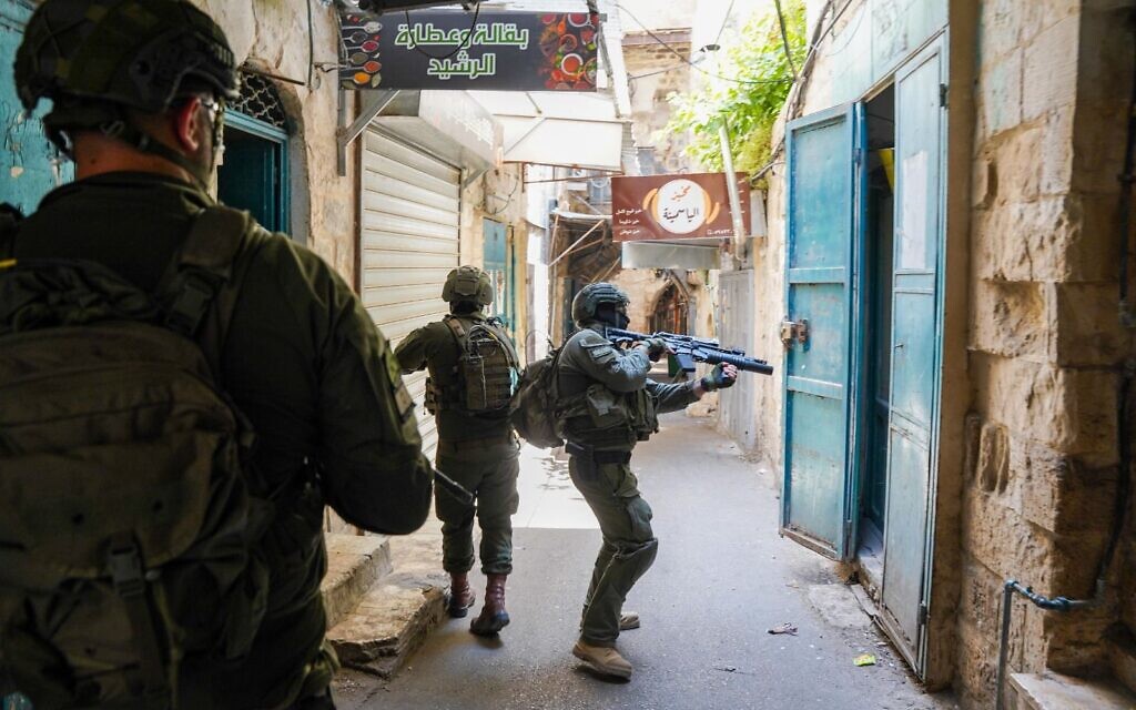 Des soldats de l'armée israélienne opérant à Naplouse, sur une photo publiée le 12 juin 2025. (Crédit : Porte-parole de l'armée israélienne)