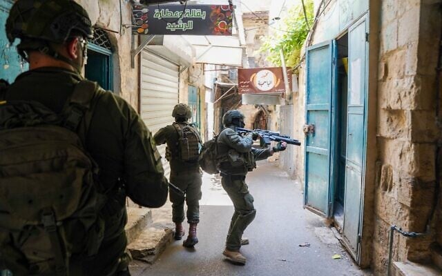 Des soldats de l'armée israélienne opérant à Naplouse, sur une photo publiée le 12 juin 2025. (Crédit : Porte-parole de l'armée israélienne) Des soldats de l'armée israélienne opérant à Naplouse, sur une photo publiée le 12 juin 2025. (Crédit : Porte-parole de l'armée israélienne)