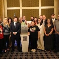 Le président argentin en visite Javier Milei rencontre d'anciens otages et des proches de victimes du Hamas, le 11 juin 2025. (Crédit : Bureau du Président argentin via X)