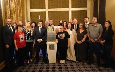 Le président argentin en visite Javier Milei rencontre d'anciens otages et des proches de victimes du Hamas, le 11 juin 2025. (Crédit : Bureau du Président argentin via X)