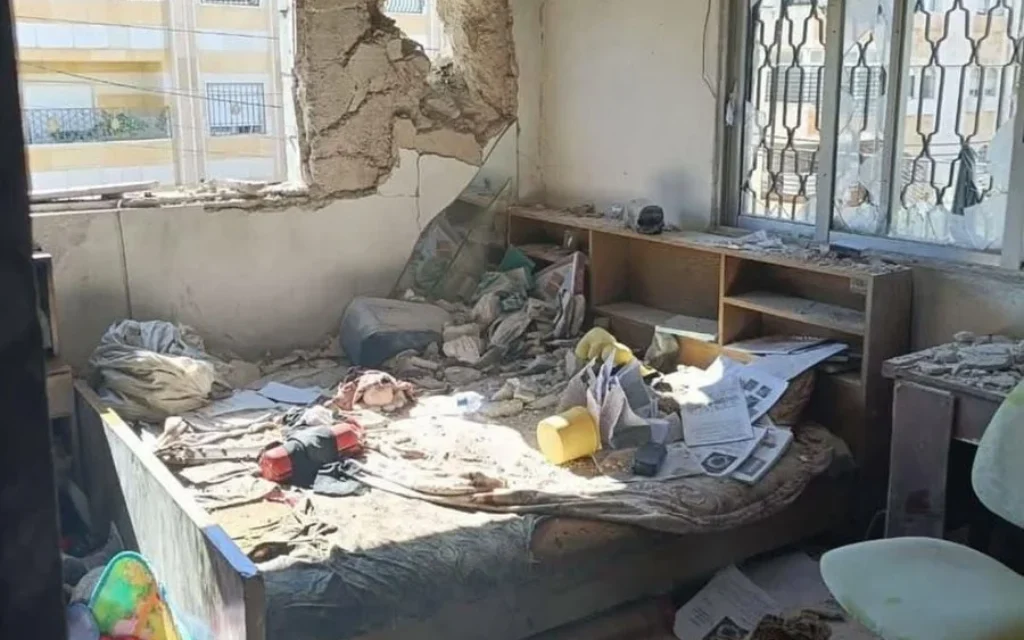 Une maison endommagée par un drone qui s'est écrasé à Irbid, dans l'ouest de la Jordanie, le 14 juin 2025. (Capture d'écranr) Une maison endommagée par un drone qui s'est écrasé à Irbid, dans l'ouest de la Jordanie, le 14 juin 2025. (Capture d'écranr)