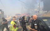 La police évacue des habitants du lieu où un incendie de forêt se développe dans le quartier de Halisa à Haïfa, le 29 juin 2025. (Crédit : Police israélienne)
