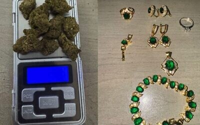 Bijoux et drogue qui auraient été pillés dans un appartement de Bat Yam endommagé par une frappe de missile iranien, en juin 2025. (Crédit : Police israélienne)