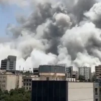 De la fumée après une frappe israélienne à Téhéran le 23 juin 2025. (Capture d'écran vidéo)