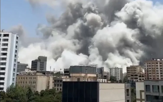 De la fumée après une frappe israélienne à Téhéran le 23 juin 2025. (Capture d'écran vidéo)