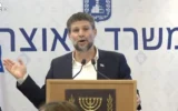 Le ministre des Finances, Bezalel Smotrich, présente le plan du gouvernement pour indemniser les entreprises et travailleurs lésés par la guerre contre l'Iran, le 23 juin 2025 (Capture d'écran GPO)