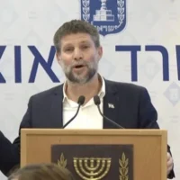 Le ministre des Finances, Bezalel Smotrich, présente le plan du gouvernement pour indemniser les entreprises et travailleurs lésés par la guerre contre l'Iran, le 23 juin 2025 (Capture d'écran GPO)