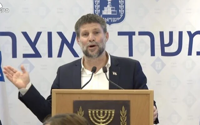 Le ministre des Finances, Bezalel Smotrich, présente le plan du gouvernement pour indemniser les entreprises et travailleurs lésés par la guerre contre l'Iran, le 23 juin 2025 (Capture d'écran GPO)