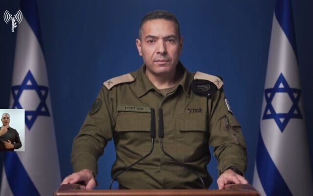Le porte-parole de l'armée israélienne, le brigadier général Effie Defrin, tenant une conférence de presse, le 3 juin 2025. (Crédit : Armée israélienne)