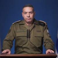 Le porte-parole de l'armée israélienne, le brigadier général Effie Defrin, s'exprime lors d'une conférence de presse, aux quartiers généraux de l'armée de la Kirya, à Tel Aviv, le 6 juin 2025. (Crédit : Armée israélienne)