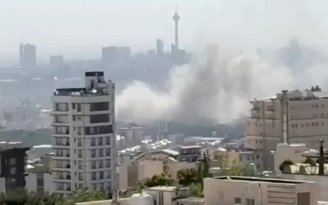 De la fumée s'élève après une apparente frappe aérienne israélienne à Téhéran le 18 juin 2025 (Capture d'écran tirée des réseaux sociaux/utilisée conformément à la clause 27a de la loi sur le droit d'auteur)