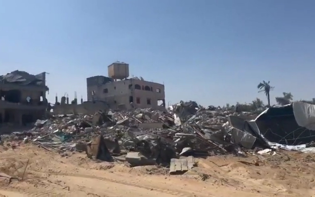 Des images de Khan Younès pendant les opérations de l'armée israélienne dans la bande de Gaza, le 5 juin 2025. (Crédit : Stav Levaton/Times of Israel)