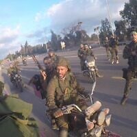 Des terroristes du Hamas aperçus près du carrefour de Gama, dans le sud d'Israël, près de Reïm et Kissufim, lors du pogrom du 7 octobre 2023. (Crédit : South First Responders)