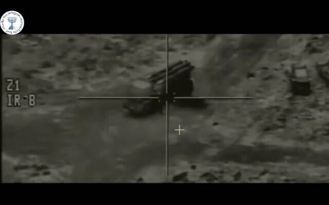 Des frappes menées par des commandos de l'agence de renseignement israélienne contre les défenses aériennes iraniennes, en Iran, le 13 juin 2025. (Crédit : Capture d'écran/Mossad) Des frappes menées par des commandos de l'agence de renseignement israélienne contre les défenses aériennes iraniennes, en Iran, le 13 juin 2025. (Crédit : Capture d'écran/Mossad)