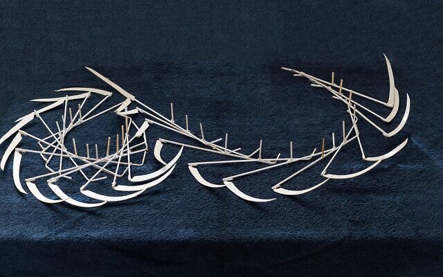 « Stepping and Harvesting » (Marcher et récolter) de l'artiste Efrat Natan, pour l'exposition Ramat Yohanan Shavouot, du 30 mai au 30 juin 2025. (Crédit : Noam Edry)