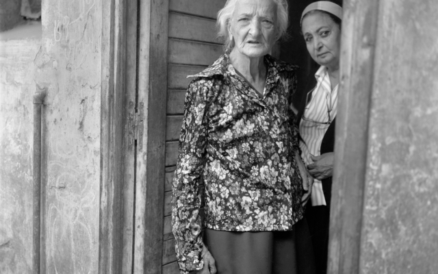 Une photo de Hally Pancer, "Femmes égyptiennes" (de 1992) issue de la série "Les derniers Juifs d'Égypte", actuellement exposée dans le cadre de "20-20, A Lens of Her Own", une nouvelle exposition qui a ouvert ses portes le 5 juin 2025 au Musée du peuple juif de l'ANU (Crédit : Hally Pancer)