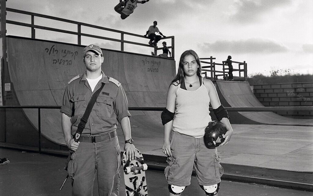 Une photographie Vardi Kahana intitulée  "Jonathan et Merav, les enfants de mon frère Zvika" (de 2004) actuellement exposée dans le cadre de "20-20, A Lens of Her Own", une nouvelle exposition qui a ouvert ses portes le 5 juin 2025 au Musée du peuple juif de l'ANU (Crédit : Vardi Kahana)