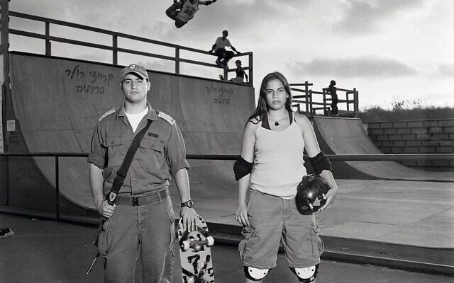 Une photographie Vardi Kahana intitulée  "Jonathan et Merav, les enfants de mon frère Zvika" (de 2004) actuellement exposée dans le cadre de "20-20, A Lens of Her Own", une nouvelle exposition qui a ouvert ses portes le 5 juin 2025 au Musée du peuple juif de l'ANU (Crédit : Vardi Kahana)