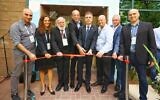 Le ministre de l'Énergie Eli Cohen (4e à partir de la droite) participant à l'inauguration du nouvel Institut national pour l'énergie et le stockage électrochimique, à l'université Bar-Ilan, près de Tel Aviv, le 3 juin 2025. (Crédit : Shlomi Mizrahi, Université Bar-Ilan)