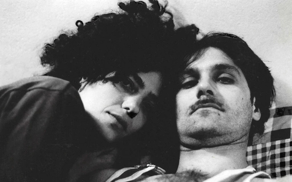 "Arkadiusz et moi" une, photographie de Noa Sadka, prise à Varsovie, en Pologne, en 2003, actuellement exposée dans le cadre de "20-20, A Lens of Her Own", une nouvelle exposition qui a ouvert ses portes le 5 juin 2025 au Musée du peuple juif de l'ANU (Crédit : Noa Sadka)