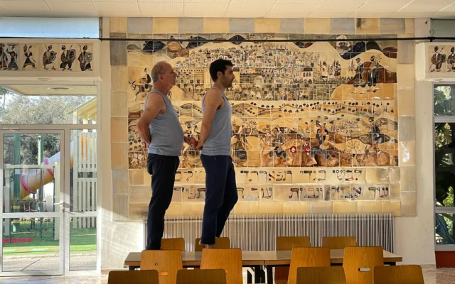 « Pièce de danse » de Rona Yefman, pour l'exposition Ramat Yohanan Shavouot, du 30 mai au 30 juin 2025. (Crédit : Elad Sarig)
