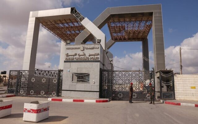 Des membres des forces de sécurité palestiniennes montent la garde au passage frontalier fermé de Rafah vers l'Égypte, dans le sud de la bande de Gaza, le 23 août 2021 (Crédit : SAID KHATIB / AFP)