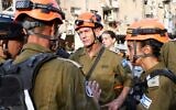 Le chef du Commandement du front intérieur, le général Rafi Milo (au centre), sur les lieux de l'impact d'un missile balistique iranien dans le centre d'Israël, le 16 juin 2025. (Crédit : Armée israélienne)