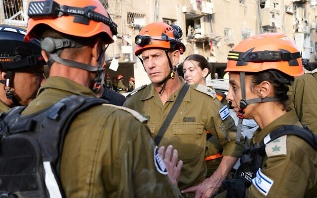 Le chef du Commandement du front intérieur, le général Rafi Milo (au centre), sur les lieux de l'impact d'un missile balistique iranien dans le centre d'Israël, le 16 juin 2025. (Crédit : Armée israélienne)