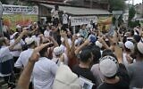 Des pèlerins juifs hassidiques chantent et dansent dans une rue à côté de la tombe du Rabbi Nahman, avant le nouvel an juif Rosh Hashanah à Ouman, dans le centre de l'Ukraine, le 15 septembre 2023. (Genya SAVILOV / AFP)