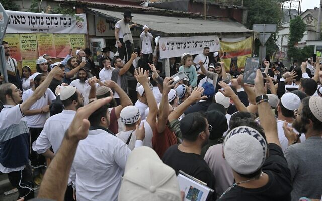 Des pèlerins juifs hassidiques chantent et dansent dans une rue à côté de la tombe du Rabbi Nahman, avant le nouvel an juif Rosh Hashanah à Ouman, dans le centre de l'Ukraine, le 15 septembre 2023. (Genya SAVILOV / AFP)