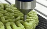 Une imprimante 3D imprimant un matériau de construction innovant conçu à l'Institut Technion-Israel Institute of Technology de Haïfa, dans lequel des micro-organismes lient le sable entre eux. Le produit final est exposé dans l'une des neuf installations internationales de la Triennale de Milan. (Crédit : Disrupt.Design Lab/Faculté d'architecture et d'urbanisme/Technion)