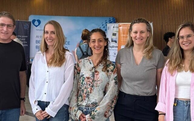 De gauche à droite : Dr. Amit Sitt, Dr. Marina Ben-Shoshan, Dr. Ayelet Di Segni, Pr. Lihi Adler-Abramovich et Dana Cohen-Gerassi, l'équipe de recherche de l'université de Tel Aviv et de l'hôpital Sheba. (Crédit : Université de Tel Aviv)