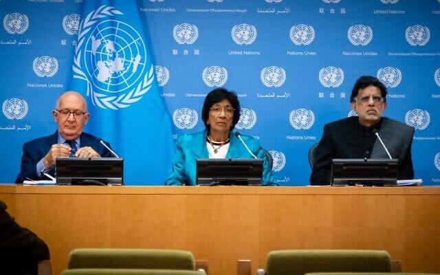 De gauche à droite : Les commissaires des Nations unies Chris Sidoti, Navi Pillay, et Miloon Kothari discutant de leur enquête sur Israël et les Gazaouis, aux Nations unies, à New York, le 27 octobre 2022. (Crédit : Luke Tress/Times of Israel)