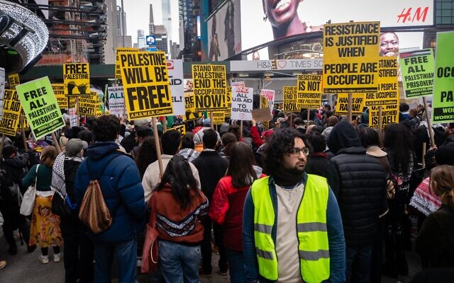Des manifestants socialistes anti-Israël, à New York, le 5 avril 2024. (Crédit : Luke Tress/Times of Israel) Des manifestants socialistes anti-Israël, à New York, le 5 avril 2024. (Crédit : Luke Tress/Times of Israel)