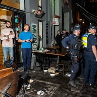 Des dégâts visibles sur les lieux après une attaque menée par des manifestants anti-Israël contre le restaurant Miznon, propriété d'Israéliens, à Melbourne, le 4 juillet 2025. (Crédit : SOPA Images via Reuters)