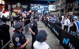 La police sépare les manifestants pro- et anti-Israël à New York, le 16 juin 2025. (Crédit : Luke Tress/Times of Israel)
