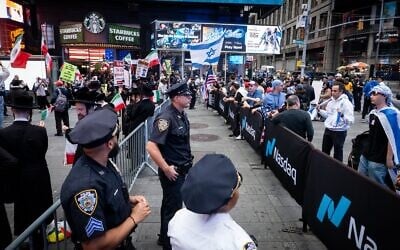La police sépare les manifestants pro- et anti-Israël à New York, le 16 juin 2025. (Crédit : Luke Tress/Times of Israel)