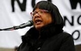 Dianne Abbott, à l'époque ministre de l'Intérieur de l'opposition travailliste britannique, s'adresse à une manifestation à Trafalgar Square, Londres, le 11 janvier 2020. (Crédit : Tolga AKMEN / AFP)