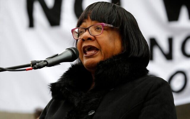 Dianne Abbott, à l'époque ministre de l'Intérieur de l'opposition travailliste britannique, s'adresse à une manifestation à Trafalgar Square, Londres, le 11 janvier 2020. (Crédit : Tolga AKMEN / AFP)