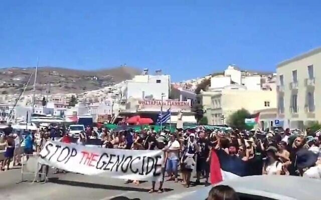 Une importante manifestation anti-Israël qui a empêché des centaines d'Israéliens de débarquer d'un bateau de croisière sur l'île grecque de Syros, le 22 juillet 2025. (Crédit : Capture d'écran/X ; utilisée conformément à l'article 27a de la loi sur le droit d'auteur) Une importante manifestation anti-Israël qui a empêché des centaines d'Israéliens de débarquer d'un bateau de croisière sur l'île grecque de Syros, le 22 juillet 2025. (Crédit : Capture d'écran/X ; utilisée conformément à l'article 27a de la loi sur le droit d'auteur)