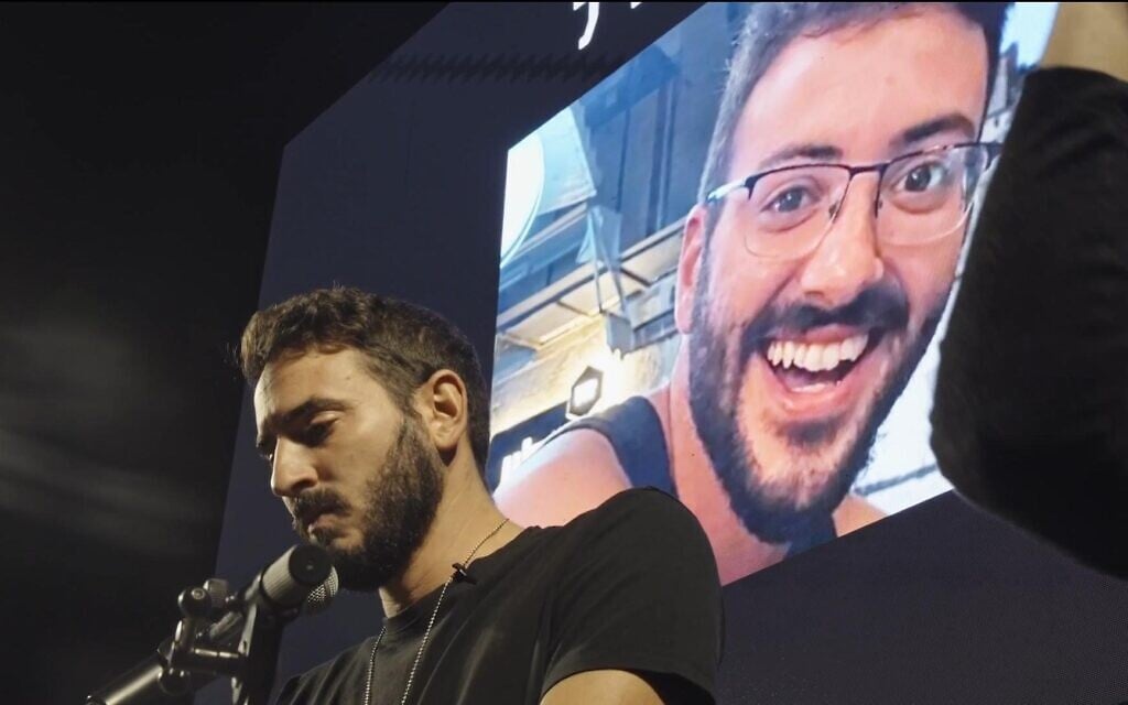Yonatan Shamriz, frère de l'otage Alon Shamriz, accidentellement tué par les troupes de l'armée israélienne à Gaza en décembre 2023, lors d'une manifestation à Tel Aviv après la mort de son frère. (Crédit : Omri Koren) Yonatan Shamriz, frère de l'otage Alon Shamriz, accidentellement tué par les troupes de l'armée israélienne à Gaza en décembre 2023, lors d'une manifestation à Tel Aviv après la mort de son frère. (Crédit : Omri Koren)