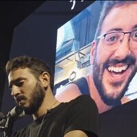 Yonatan Shamriz, frère de l'otage Alon Shamriz, accidentellement tué par les troupes de l'armée israélienne à Gaza en décembre 2023, lors d'une manifestation à Tel Aviv après la mort de son frère. (Crédit : Omri Koren)