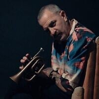 Le trompettiste Avishaï Cohen se produira avec son quartet et l'Orchestre symphonique de Jérusalem lors de la soirée d'ouverture du Festival d'Israël, le 17 juillet 2025. (Crédit : Daniella Feijoo)
