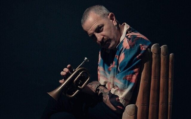 Le trompettiste Avishaï Cohen se produira avec son quartet et l'Orchestre symphonique de Jérusalem lors de la soirée d'ouverture du Festival d'Israël, le 17 juillet 2025. (Crédit : Daniella Feijoo)