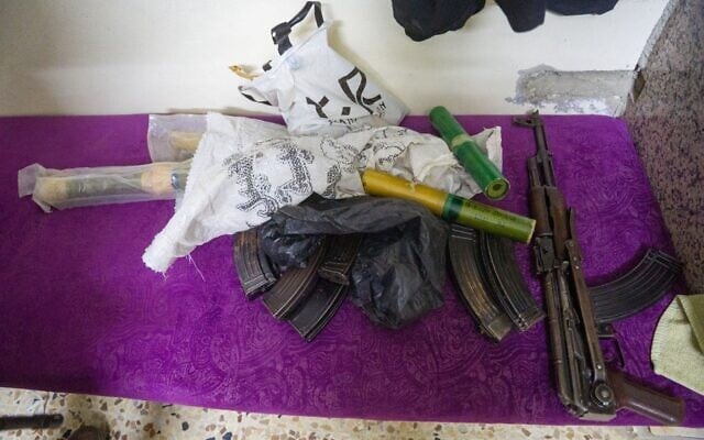 Des armes découvertes par les troupes de l'armée israélienne lors d'un raid nocturne, dans le sud de la Syrie, sur une photo publiée le 22 juillet 2025. (Crédit : Armée israélienne) Des armes découvertes par les troupes de l'armée israélienne lors d'un raid nocturne, dans le sud de la Syrie, sur une photo publiée le 22 juillet 2025. (Crédit : Armée israélienne)