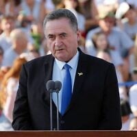 Le ministre de la Défense Israel Katz s'exprime lors d'une cérémonie de remise des diplômes aux pilotes de l'armée de l'air israélienne à la base aérienne de Hatzerim, le 10 juillet 2025. (Crédit : Capture d'écran/Tsahal)