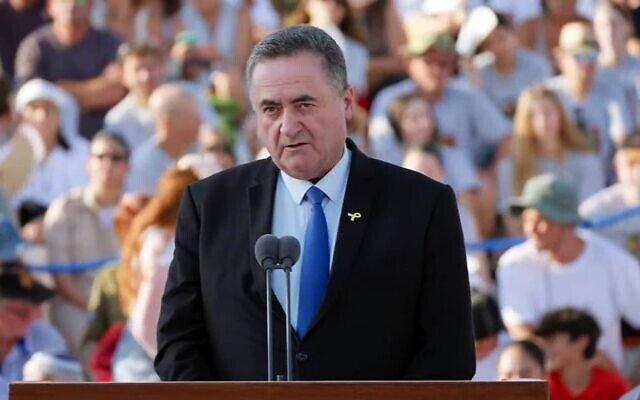 Le ministre de la Défense, Israel Katz, s'exprimant lors d'une cérémonie de remise des diplômes aux pilotes de l'armée de l'air israélienne, à la base aérienne de Hatzerim, le 10 juillet 2025. (Crédit : Capture d'écran/Armée israélienne)